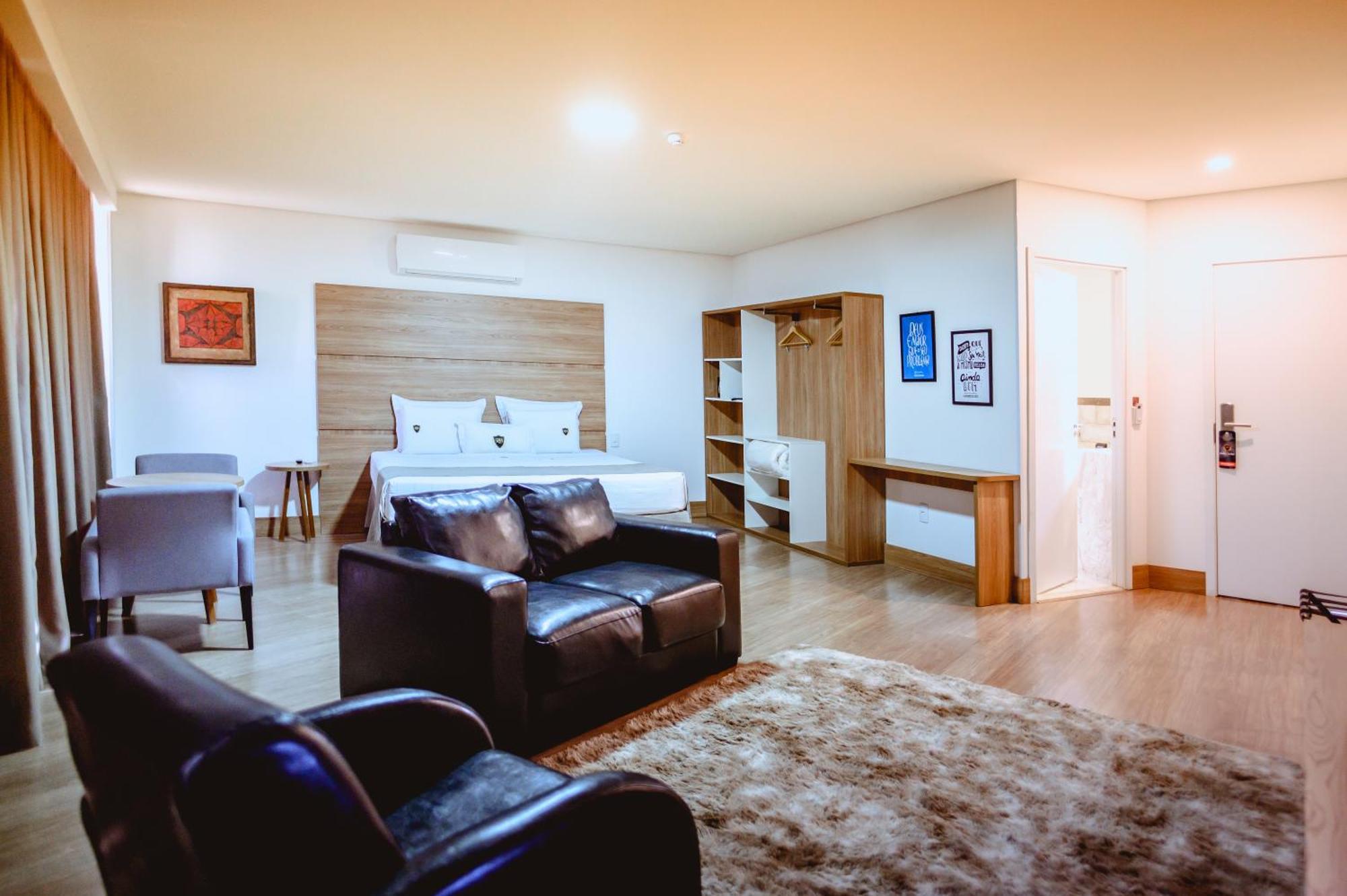 Suíte com Cama King-size e Banheira de Hidromassagem